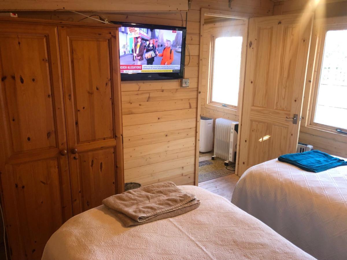 Cosy Garden Log Cabin Salisbury Extérieur photo