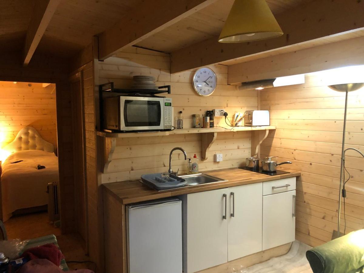 Cosy Garden Log Cabin Salisbury Extérieur photo