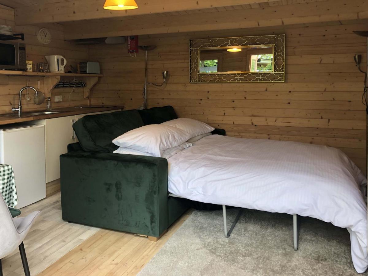Cosy Garden Log Cabin Salisbury Extérieur photo