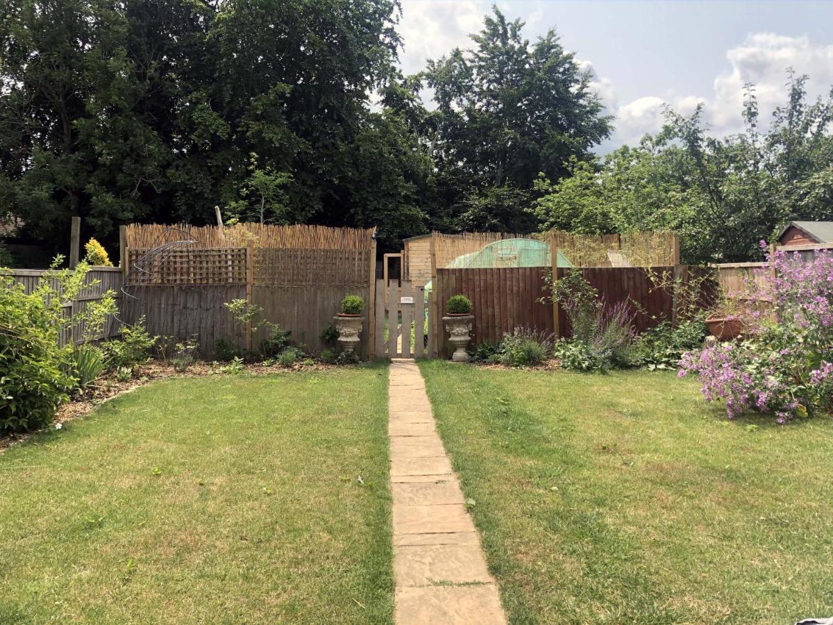 Cosy Garden Log Cabin Salisbury Extérieur photo