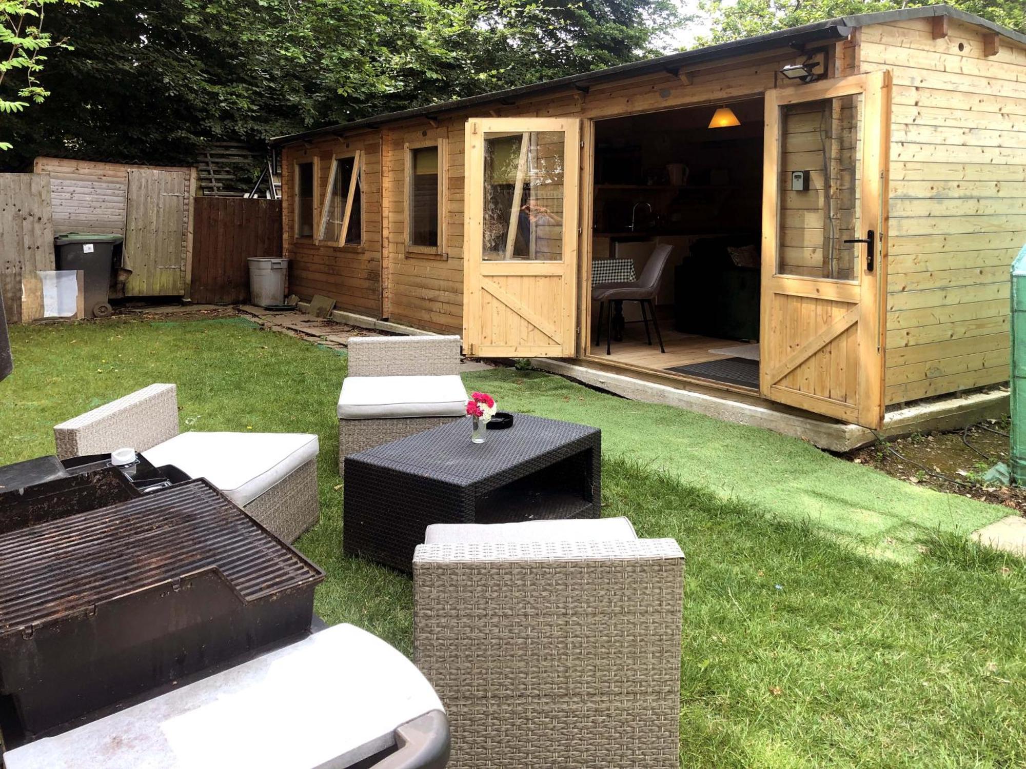 Cosy Garden Log Cabin Salisbury Extérieur photo