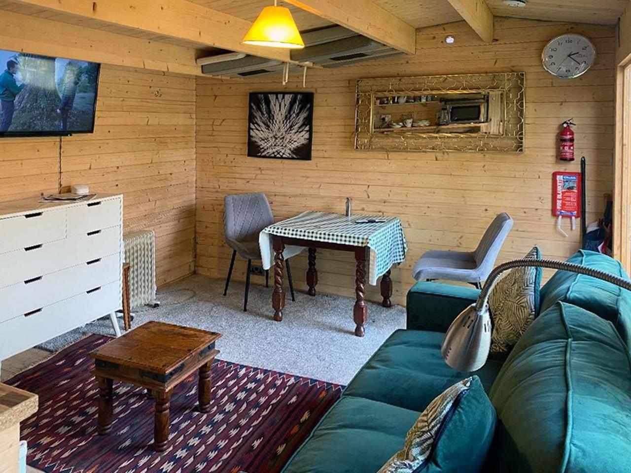 Cosy Garden Log Cabin Salisbury Extérieur photo