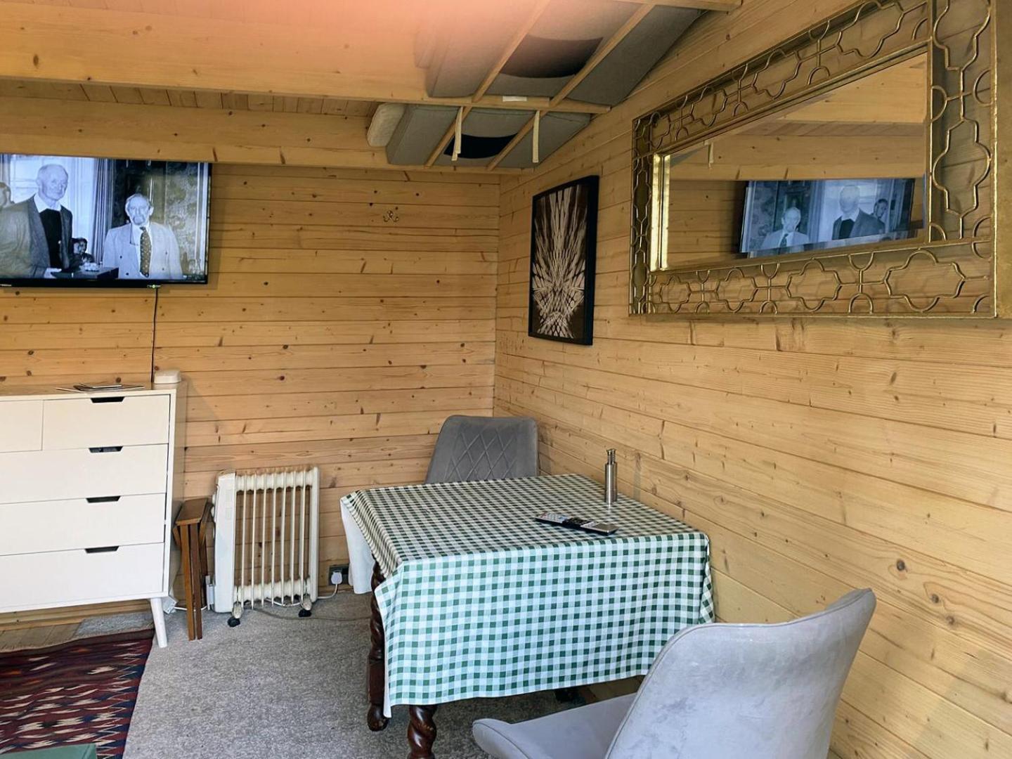 Cosy Garden Log Cabin Salisbury Extérieur photo